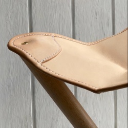 Stołek myśliwski 50cm ze skóry licowej z paskiem